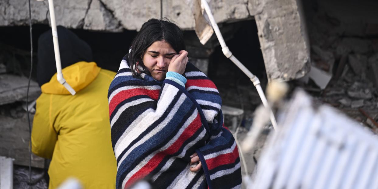 A woman cries as search and rescue efforts continue in Kahramanmaras, Turkey