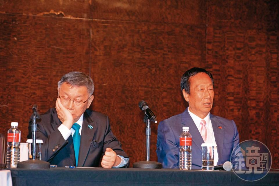  柯文哲（左）和郭台銘（右）密會頻繁，但與國民黨多次協商後仍無法順利結盟。