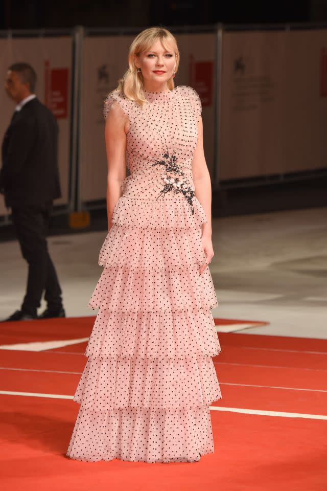 <p>Kirsten leistet sich nie einen Fehltritt in Sachen Mode und erschien beim Filmfestival von Venedig in einem gerüschten rosafarbenen Kleid mit Punkten von Rodarte.<br> [Bild: Getty] </p>