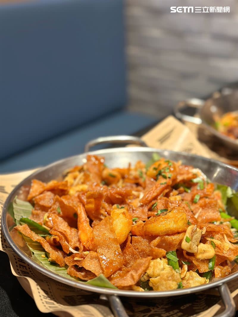 將河粉替換成酥炸餛飩皮！「酥的不得了炒河粉」只有在BO BO吃得到。（圖／記者劉沛妘攝影）