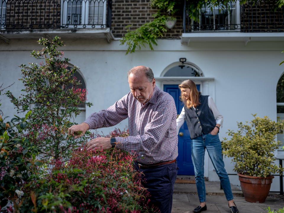 Peter Piot y Heidi Larson en el jardín del frente de su casa en Londres, el 7 de mayo de 2020. (Andrew Testa/The New York Times)