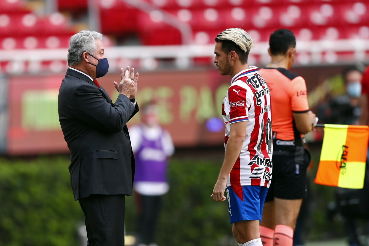 ZAPOPAN, MEXICO - AUGUST 15: Victor Vucetich new coach of Chivas gives instructions to Jesus Angulo during the 5th round match between Chivas and Atletico San Luis as part of the Torneo Guard1anes 2020 Liga MX at Akron Stadium on August 15, 2020 in Zapopan, Mexico. (Photo by Refugio Ruiz/Getty Images)