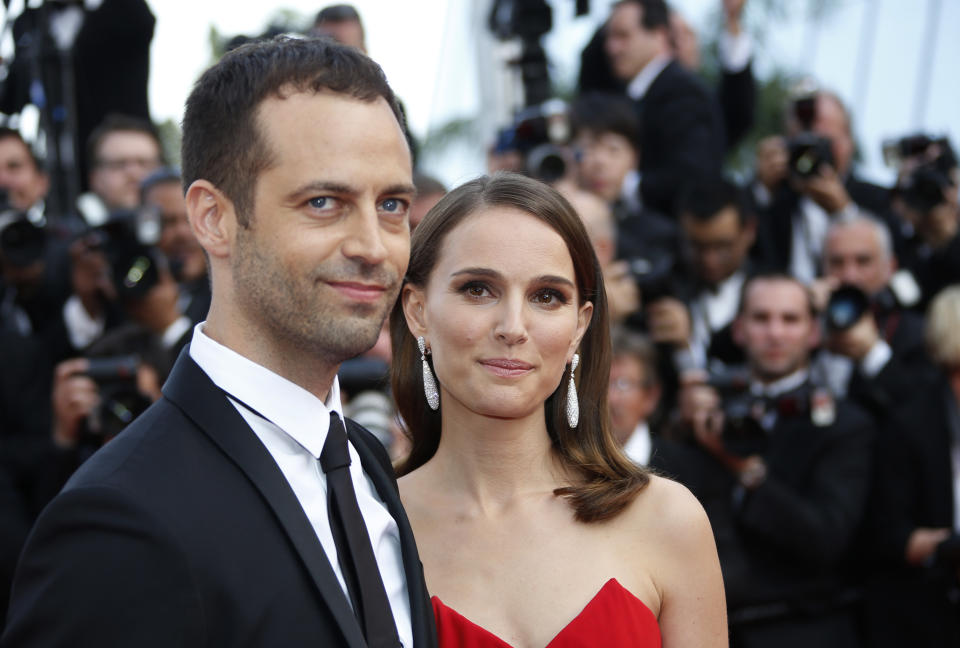 La actriz Natalie Portman y su marido el coreógrafo Benjamin Millepied posan en la alfombra roja a su llegada a la ceremonia de apertura y la proyección de la película 