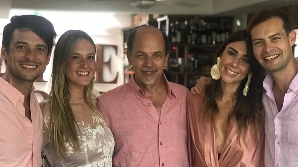 Julián Cabrera con sus hijos y nueras