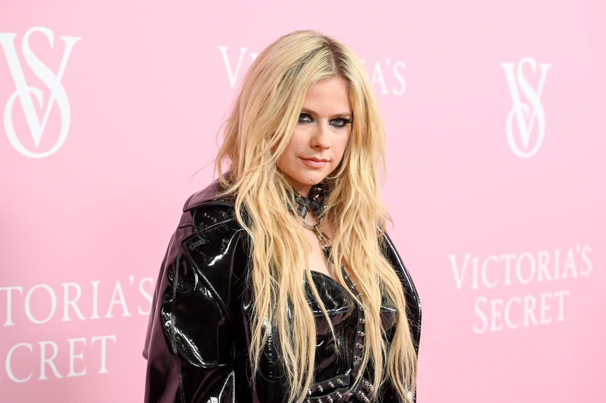 Avril Lavigne is a 'Canadian queen' in latest punk photos from New York