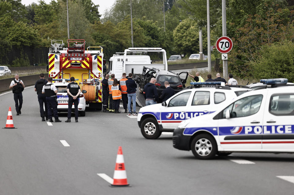 Des policiers chargeant la voiture accidentée impliquée dans un accident de la route ayant causé la mort de quatre personnes, à Villeneuve-d’Ascq, le 21 mai 2023. 