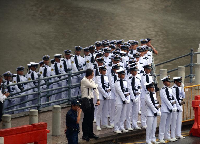 Members of a guard of honour prepare before a funeral procession for Singapore's late former prime minister Lee Kuan Yew in Singapore on March 29, 2015