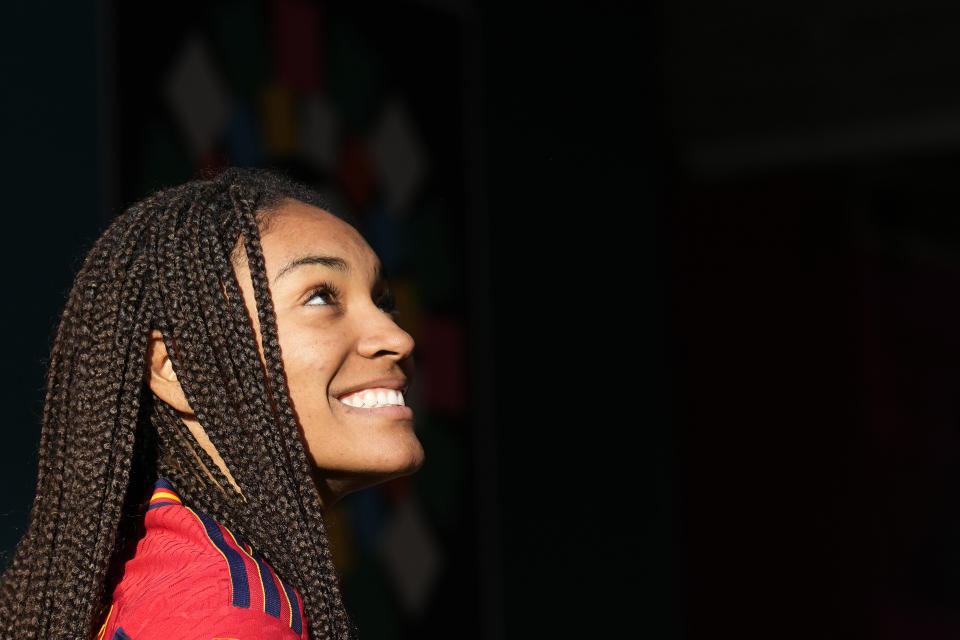 La española Salma Paralluelo (centro) sonríe tras la victoria ante Holanda en el Mundial femenino, el viernes 11 de agosto de 2023, en Wellington, Nueva Zelanda. (AP Foto/Alessandra Tarantino)