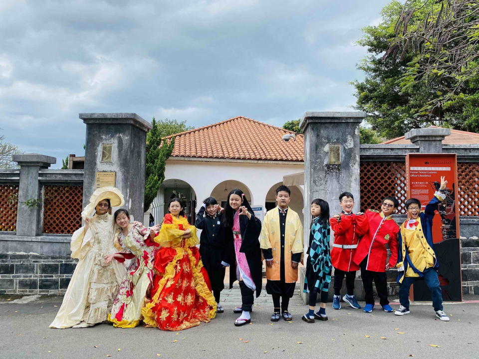 淡古在4/25（日）封街辦「英日快閃時空小徑」，請來國小生「集體穿越」來助陣。   圖：淡水古蹟博物館提供