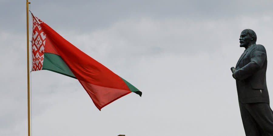 The flag of Belarus and the monument to Lenin