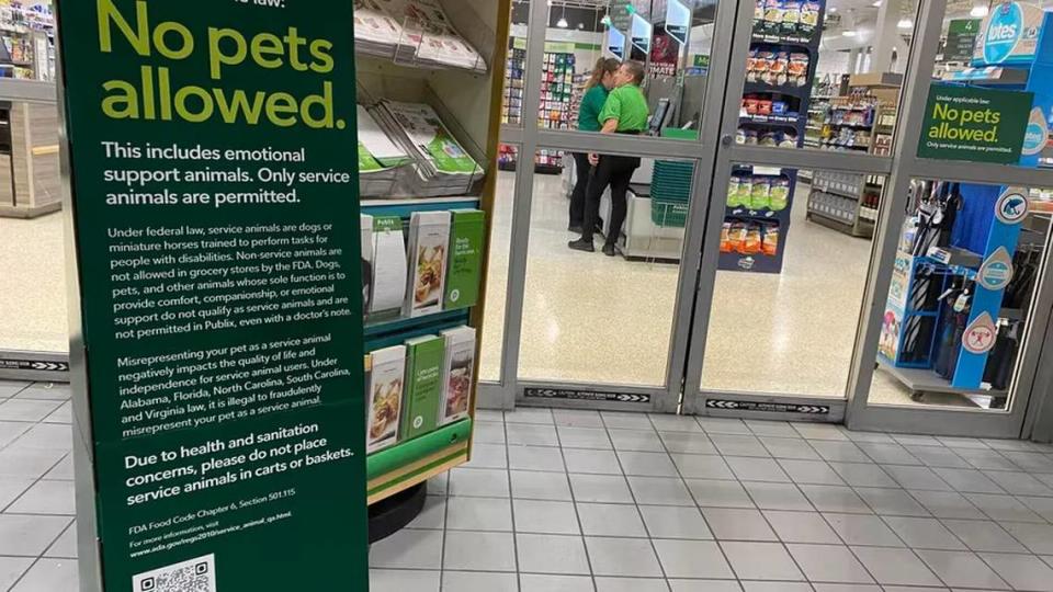 Signs like this at a Publix supermarket in Lutz, a suburb 15 minutes north of Tampa, went up to in the summer of 2023 to remind customers that only service animals are allowed inside the stores. This means no more tiny pets in shopping carts or leashed family dogs cruising the aisles or emotional support animals. This is not a new Publix policy. Just a reinforcement. Bill Varian/Tampa Bay Times