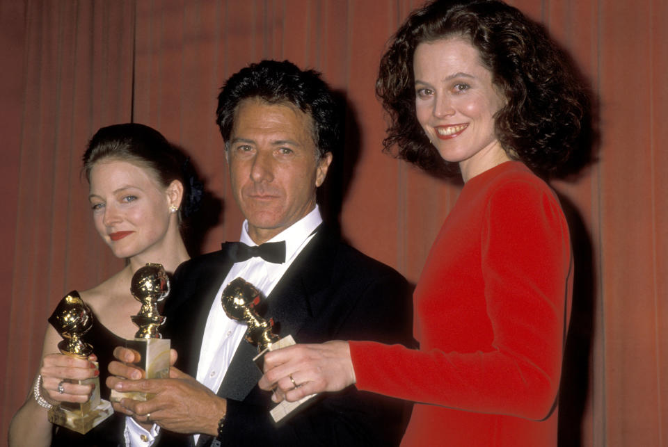 En 1989 ganó dos Globos de Oro por su interpretación en 'Armas de mujer' y 'Gorilas en la niebla'. A su derecha vemos a Dustin Hoffman y Jodie Foster. (Foto: Ron Galella / Getty Images)