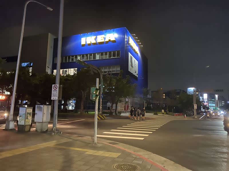 台北市內湖新開幕的IKEA，掛上提早打烊告示，不少民眾撲空。（圖／黃柏元攝）