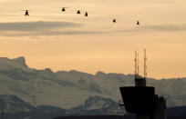 <p>Eine Armada von Helikoptern steuert Davos an. In einem der Hubschrauber befindet sich US-Präsident Donald Trump, der auf dem Weltwirtschaftsforum eine Rede halten wird. (Bild: REUTERS/Arnd Wiegmann) </p>