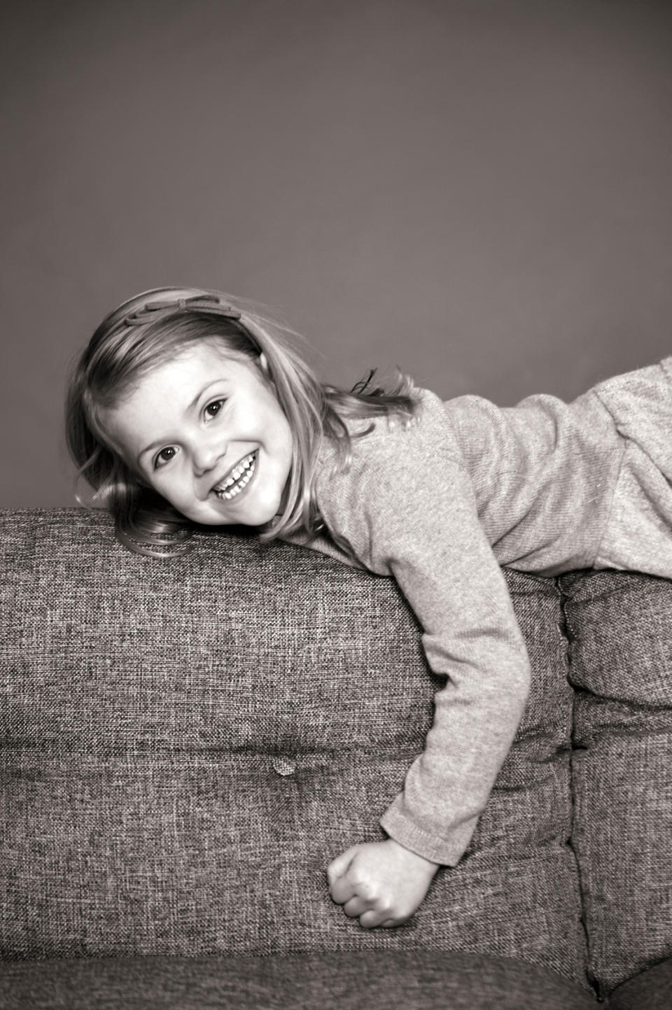 Aber einfach nur auf dem Sofa sitzen und brav in die Kamera lächeln - das entspricht nicht Estelles Temperament. Im Nu klettert die fünfjährige Prinzessin auf die Rückenlehne und treibt dort ihre Faxen. Das Fotoshooting muss nicht nur ihr, sondern allen Anwesenden ziemlich viel Spaß gemacht haben. 