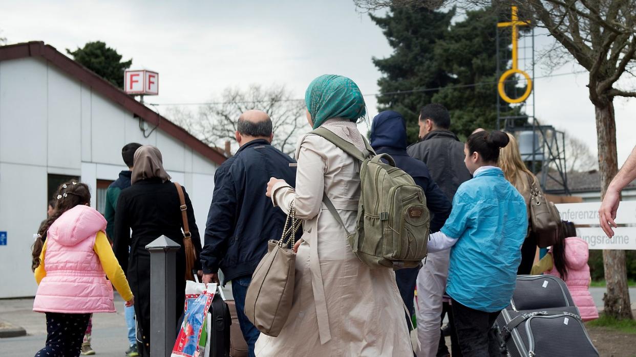 «Flüchtlingsbürgen» sind Menschen, die sich gegenüber der Ausländerbehörde verpflichtet haben, die Lebenshaltungskosten für einen Flüchtling zu übernehmen. Foto: Swen Pförtner/Symbol