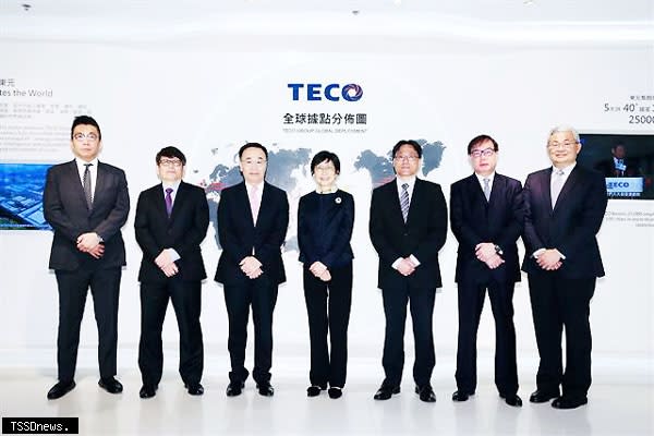 東元電機董事長邱純枝（中）、總經理范炘（左三），率經營團隊持續深化公司治理及提升企業永續發展。