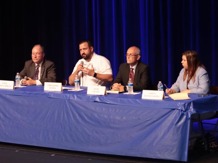 Les candidats au poste de juge de district du comté de Lenawee participent à un forum jeudi au lycée Adrian.  Sur la photo de gauche, le juge de district Todd M. Morgan, le procureur adjoint du comté de Lenawee Christopher Fleming, l'avocat David Lacasse et l'avocat Ashley Hanson-Grimes.