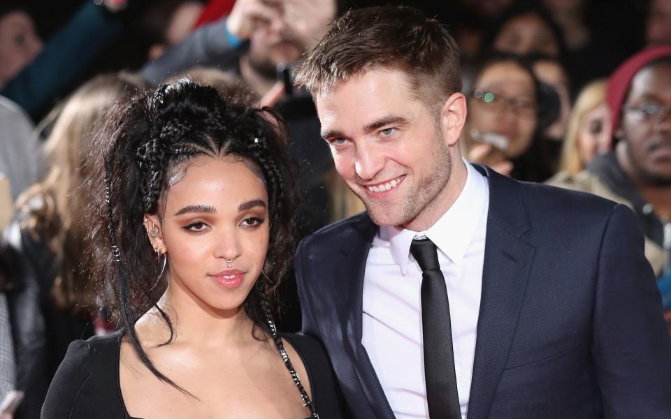 Zwei Jahre nach dem Beziehungsaus mit "Twilight"-Kollegin Stewart zeigte sich Robert Pattinson frisch verliebt mit der R&B-Musikerin Tahliah Debrett Barnett alias FKA twigs. Ihre Verlobung gaben sie bereits nach sieben Monaten bekannt. Ein Happy End gab es wieder nicht: 2017 trennte sich das Paar. (Bild: Getty Images/Chris Jackson)