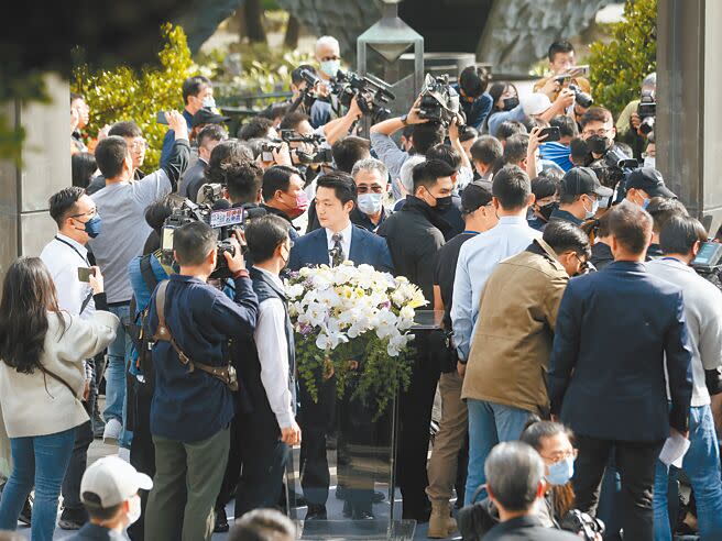 台北市文化局舉辦二二八事件76周年紀念會，有抗議民眾在台北市長蔣萬安致詞時衝上台，高喊「殺人凶手、下跪道歉」，場面一度混亂。（本報資料照片）