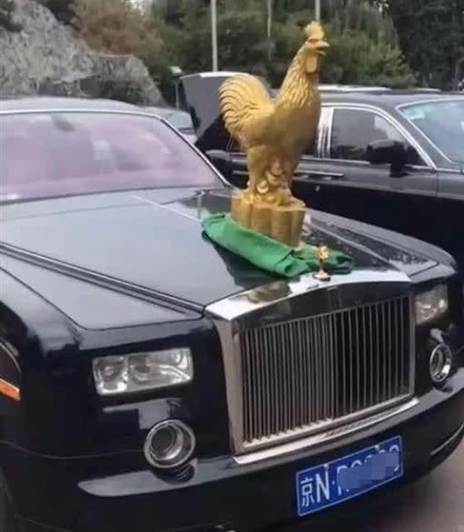 去年大陸一名土豪也曾把勞斯萊斯車標上的「飛天女神」換成「大金雞」。（圖／翻攝自臉書）