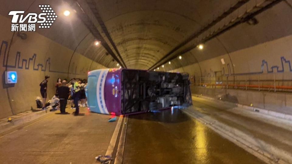 駕駛、學生回憶表示「滑了一下就翻車」。（圖／TVBS）