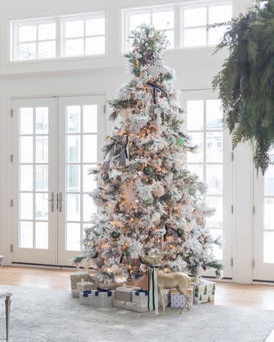 <p><a href="https://homewithhollyj.com/tips-for-decorating-a-christmas-tree/" data-component="link" data-source="inlineLink" data-type="externalLink" data-ordinal="1" rel="nofollow">Home With Holly J</a></p>