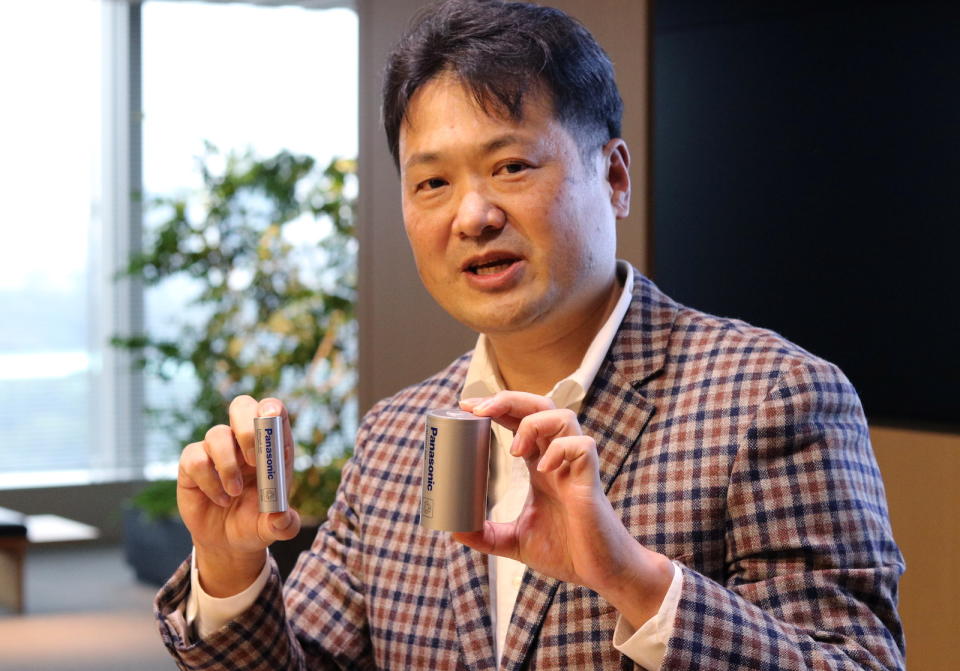 Kazuo Tadanobu, CEO of Panasonic's Energy Company holds a prototype of the 4680 format battery cell (R) next to the current 2170 battery supplied to Tesla Inc during a news conference in Tokyo, Japan October 25, 2021.REUTERS/Tim Kelly - RC2XGQ9LOXKA