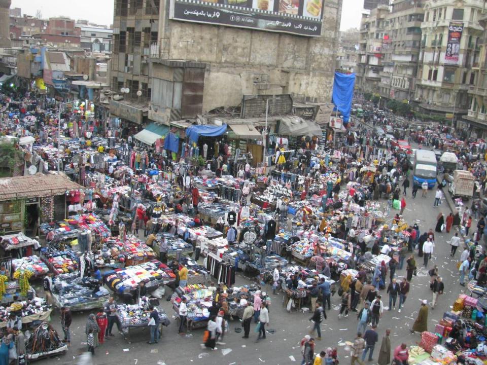 Miles de comerciantes egipcios tratan de vender sus mercancías diariamente en un Cairo súper poblado.