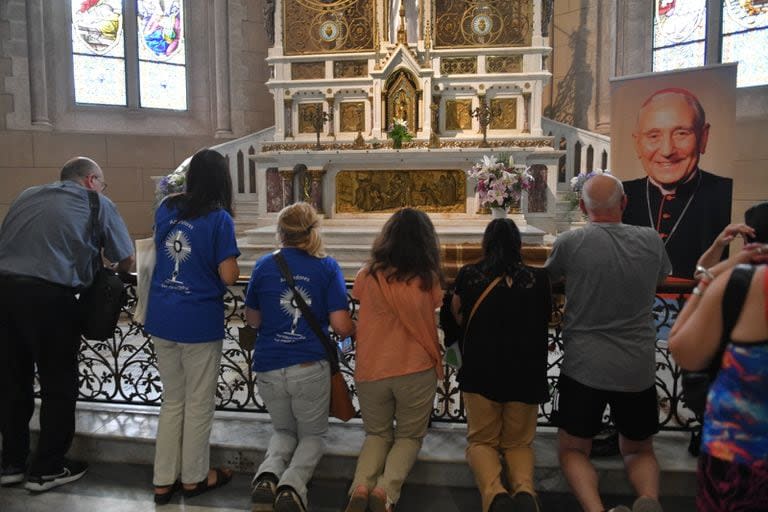 Los fieles rezaron ante el cofre que guarda los restos del cardenal Pironio en Luján