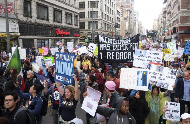 A escala nacional el rechazo a la deportación masiva de indocumentados y la separaciones de familias es de enorme calado. (AP)