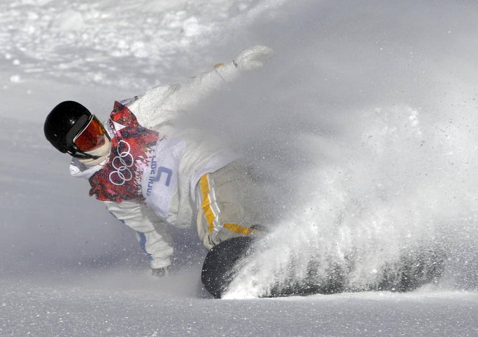 El sueco Niklas Mattsson completa su participación en la ronda eliminatoria de la modalidad slopestyle en el snowboard de los Juegos Olímpicos de Invierno en Krasnaya Polyana, Rusia, el jueves 6 de febrero de 2014. (AP Foto/Andy Wong)