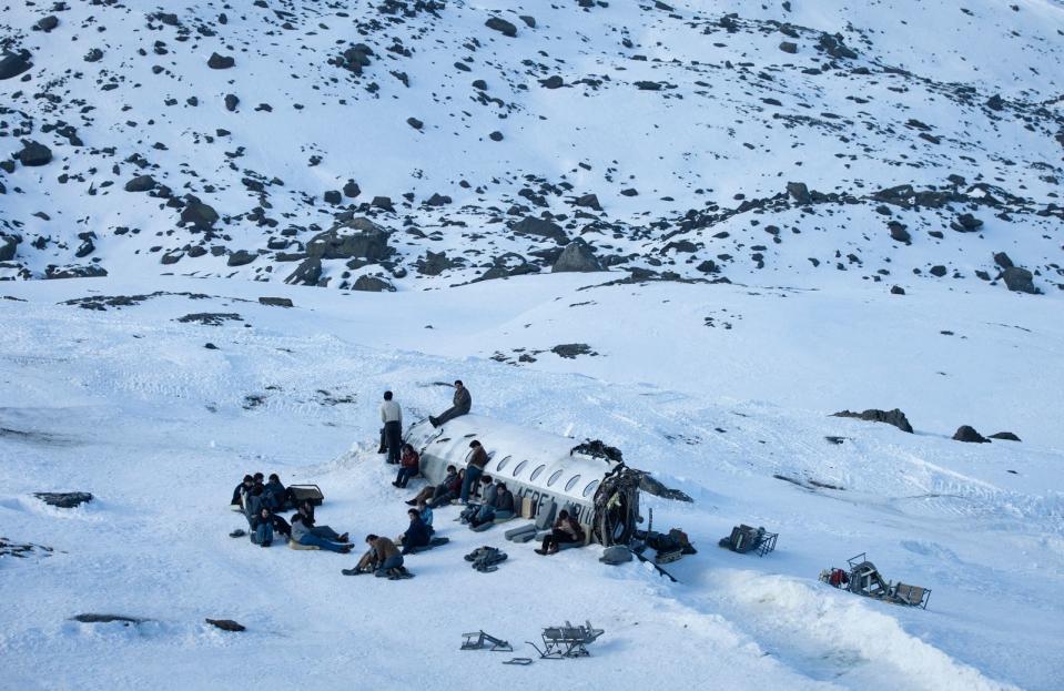 Nach einem Flugzeugabsturz über den Anden kämpfen die Opfer in unwirtlicher Umgebung ums Überleben. (Bild: Netflix)