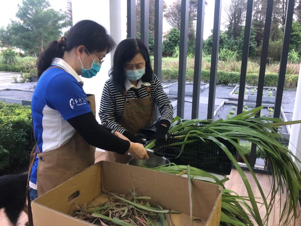 國立宜蘭大學陳凱俐教授透過親自體驗，並告訴業者實際感受及改善建議。