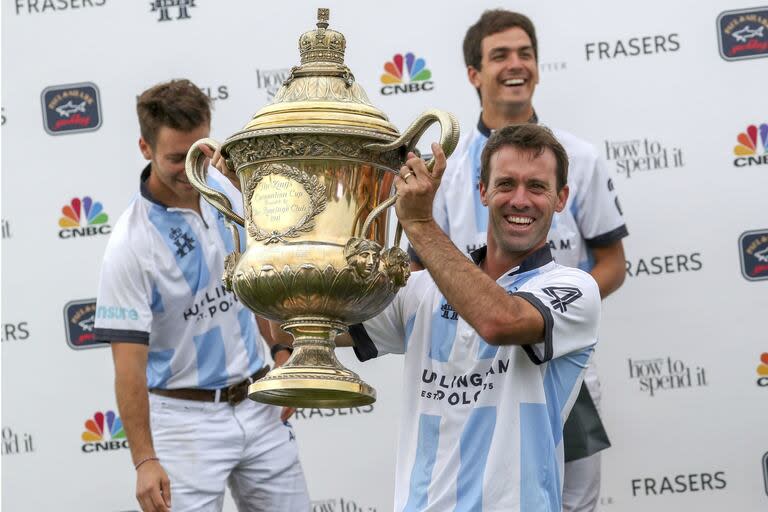 Facundo Pieres, el capitán, levanta la Copa Coronación delante de su primo Alfonso y de Juan Britos; se trata de la sexta y última conquista argentina del trofeo frente a Inglaterra, en 2019.