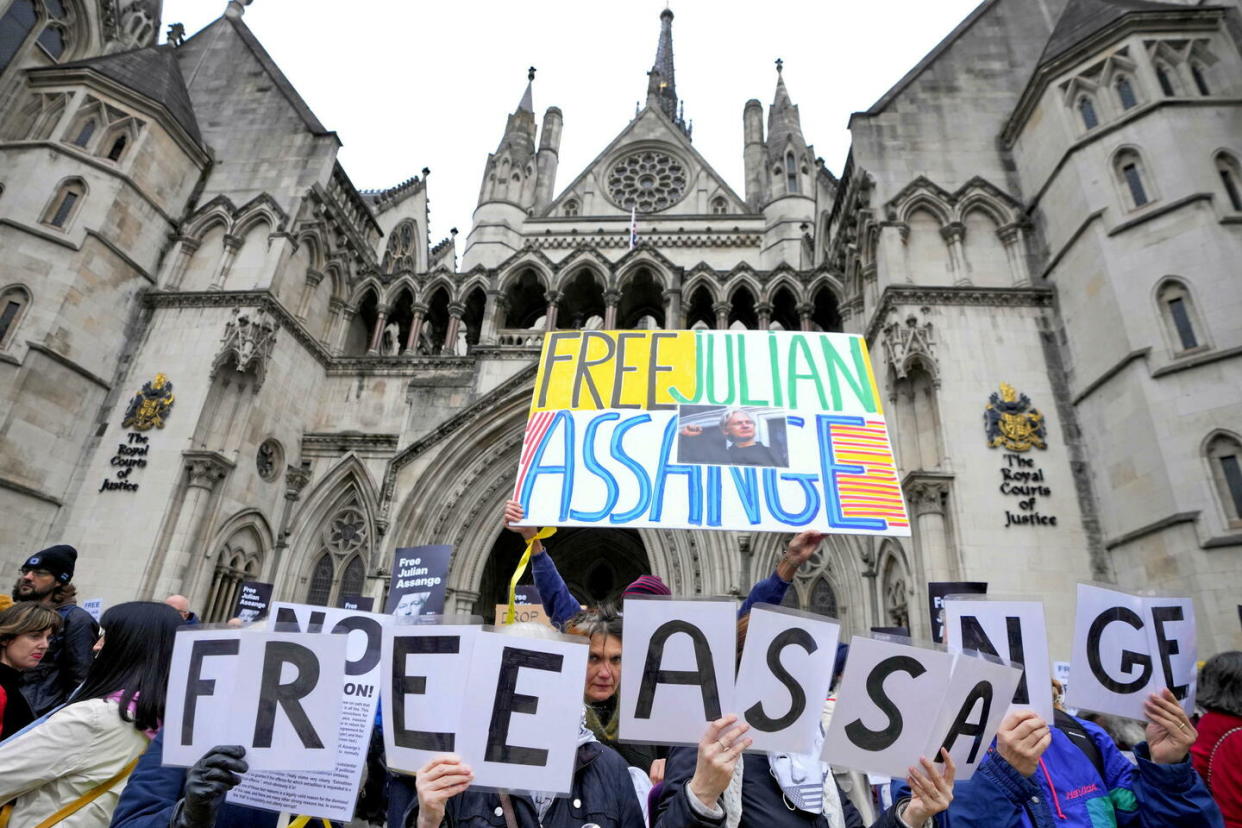 Une foule de soutien à Julian Assange s'est rassemblée devant la Haute Cour de Londres ce mardi 20 février.  - Credit:Kirsty Wigglesworth/AP/SIPA / SIPA / Kirsty Wigglesworth/AP/SIPA