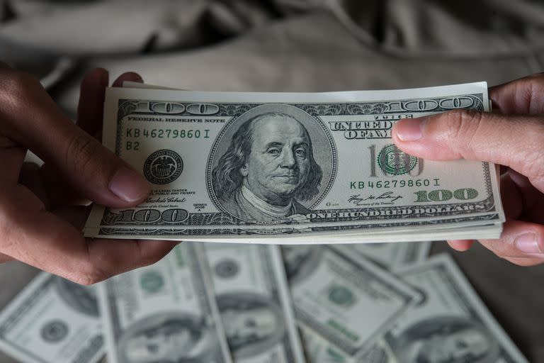 Este martes el dólar blue subió un peso