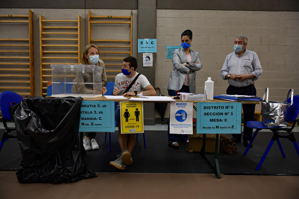 Personal con mascarillas para protegerse del coronavirus administra una casilla el domingo 12 de julio de 2020 durante las elecciones regionales en el País Vasco y Galicia, en Durango, en el norte de España. (AP Foto/Álvaro Barrientos)