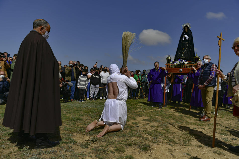 Penitentes participan en la procesión de "Los Picaos", en San Vicente de La Sonsierra, en el norte de España, el 15 de abril de 2022. (AP Foto/Álvaro Barrientos)