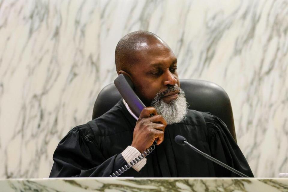 El juez de circuito de Miami-Dade, Orlando Prescott, hablando por teléfono dentro de la sala 11-4 del edificio de Tribunales de Menores de Miami-Dade, en el downtown de Miami, el lunes 13 de febrero de 2023.