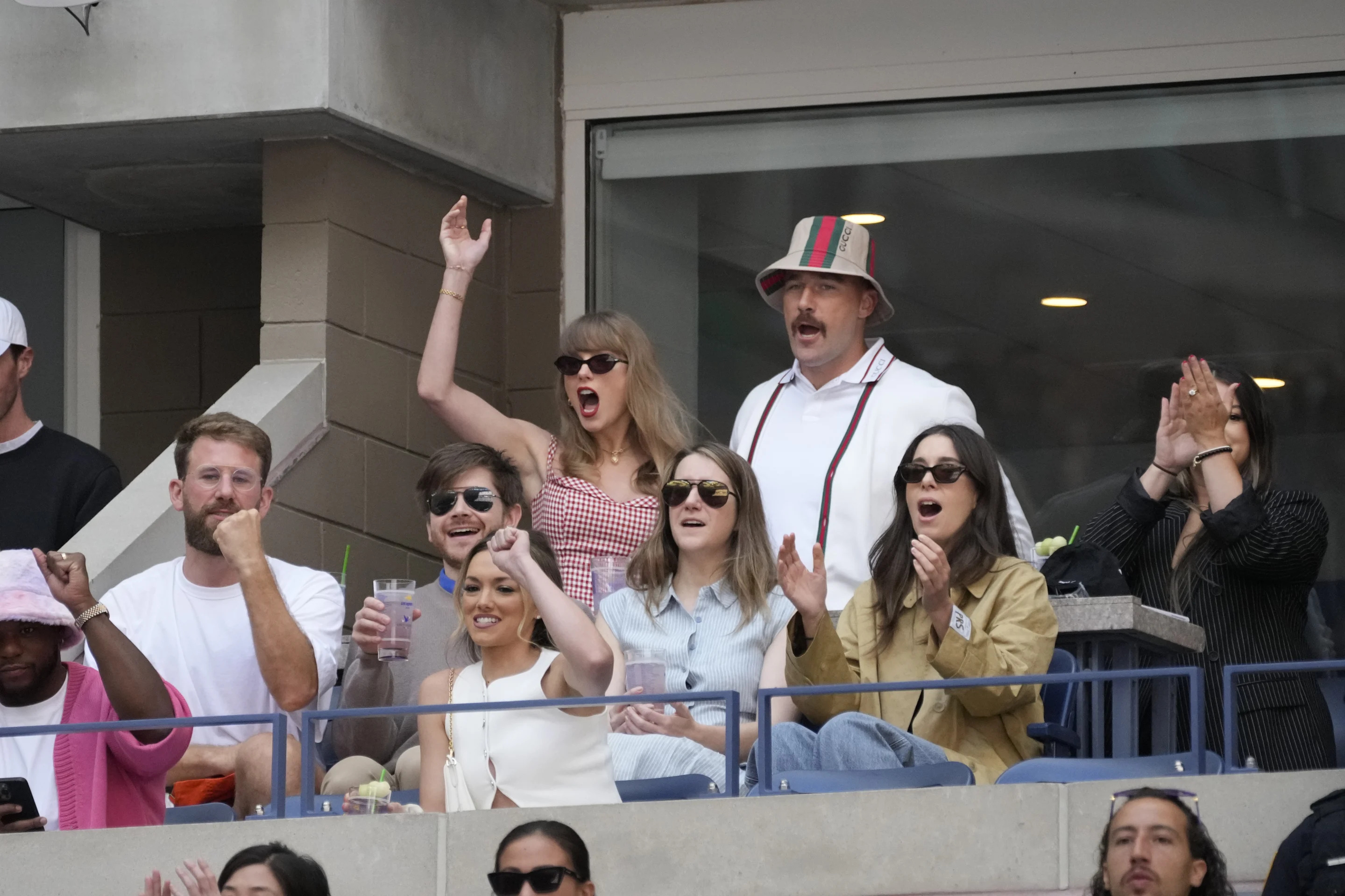 La cantante Taylor Swift y Travis Kelce de los Kansas City Chiefs durante el partido final entre el italiano Jannik Sinner y Taylor Fritz de EE.UU. en el US Open de tenis Foto: Robert Deutsch-Imagn Images