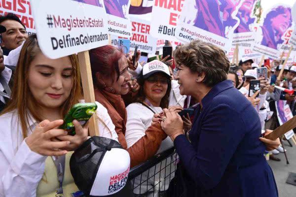 Delfina Gómez saludando a integrantes del magisterio tras tomar protesta como gobernadora