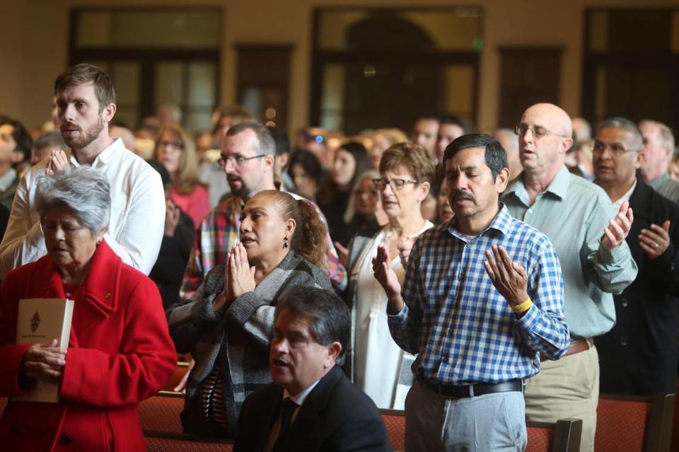 Feligreses asisten a la misa de dedicación de San Carlos Borromeo, el jueves 2 de febrero de 2023, en Visalia. San Carlos es la parroquia católica más grande de Norteamérica.