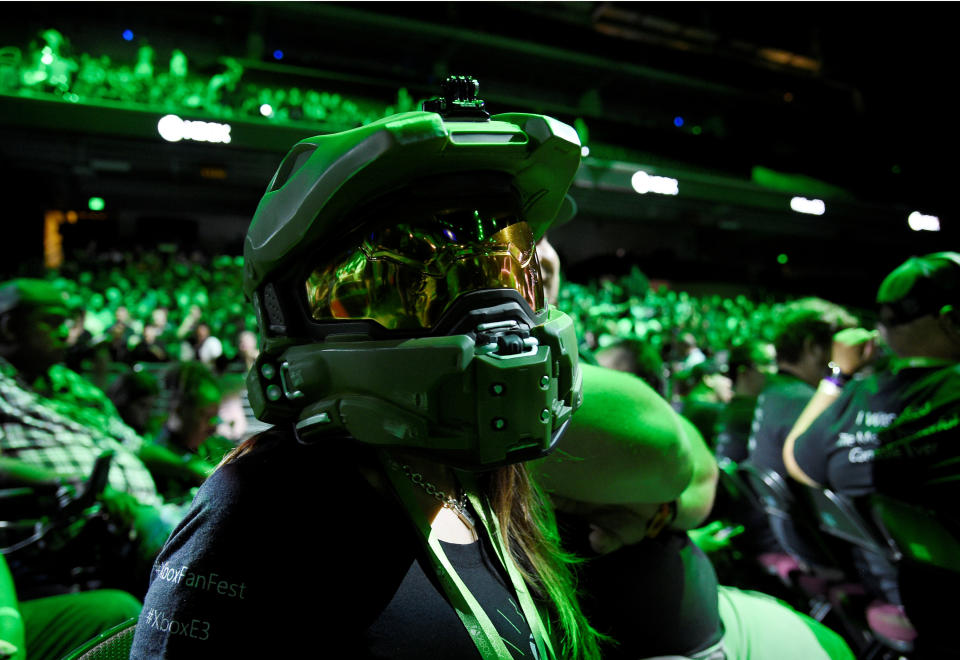 An attendee wearing a Halo Master Chief helmet waits for the Microsoft Xbox E3 2017 media briefing in Los Angeles, California, U.S., June 11, 2017. REUTERS/Kevork Djansezian - RC1284727F70