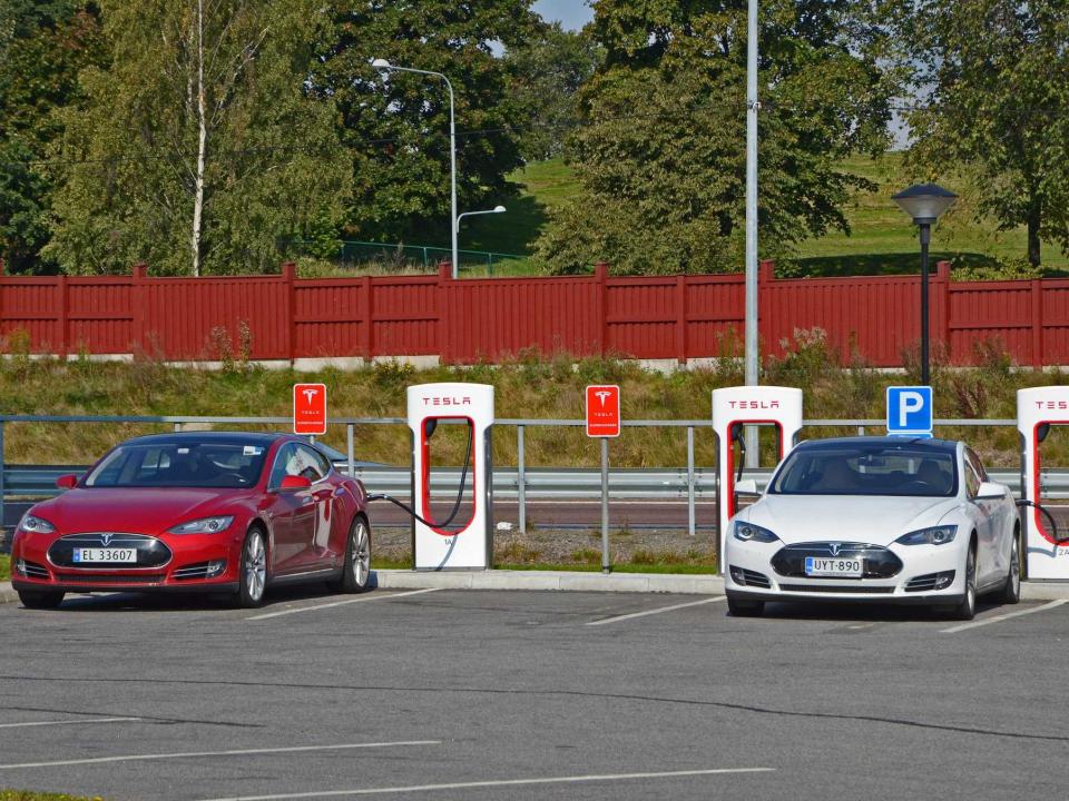 tesla-supercharger-station