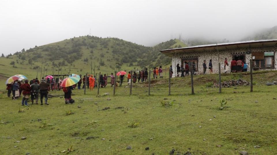 不丹東部塔希岡宗亘古村村民冒雨在村公所外排隊等候接種疫苗（20/7/2021）