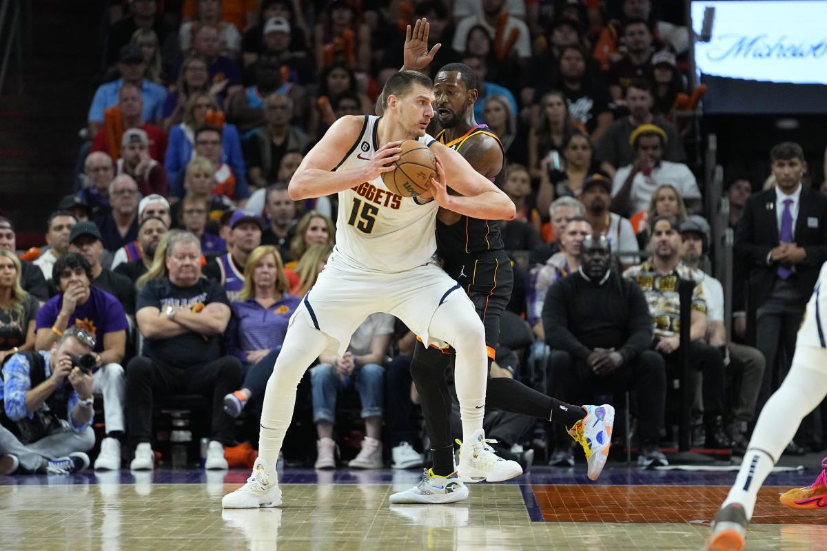 El dominio absoluto de Nikola Jokic envía a los Nuggets a las finales de conferencia y los Suns se pierden una temporada incierta