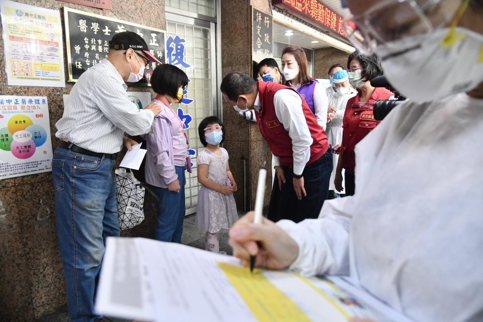 新北市111年5月25日起再次於221所國小及附幼集中接種BNT疫苗，市立及私立幼兒園將於新北市29區選定之國小開設施打站，由家長陪同到校施打。   圖：新北市衛生局提供