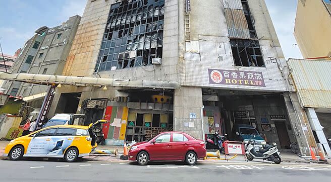 彰化市喬友大樓去年6月發生火警，釀4死22傷慘劇，確定在今日要拆除，預計總工期135天，將原地重蓋大樓。（本報資料照片）