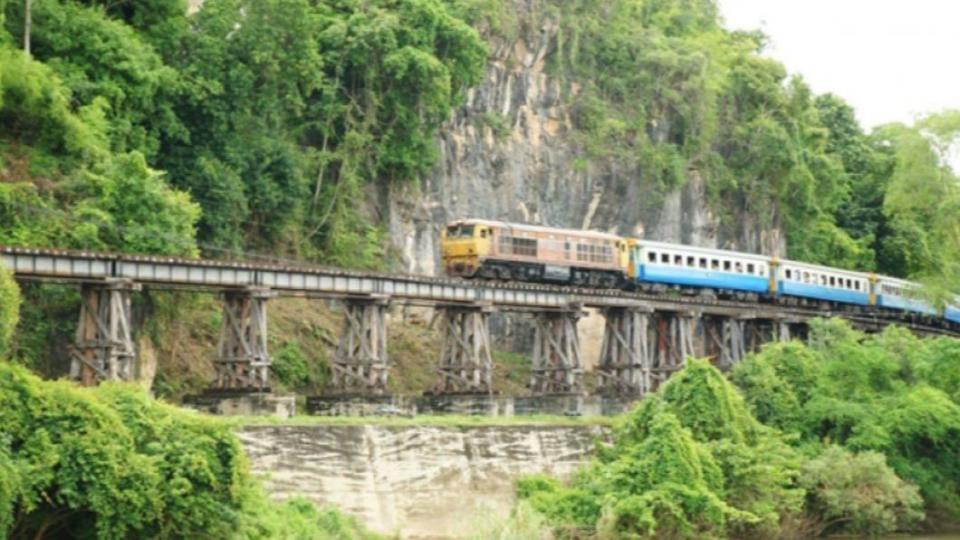 「泰緬鐵路」連接緬甸仰光（Yangon）與泰國曼谷，全長415公里，外號「死亡鐵路」（Death Railway）。（圖／翻攝自 《曼谷郵報》）